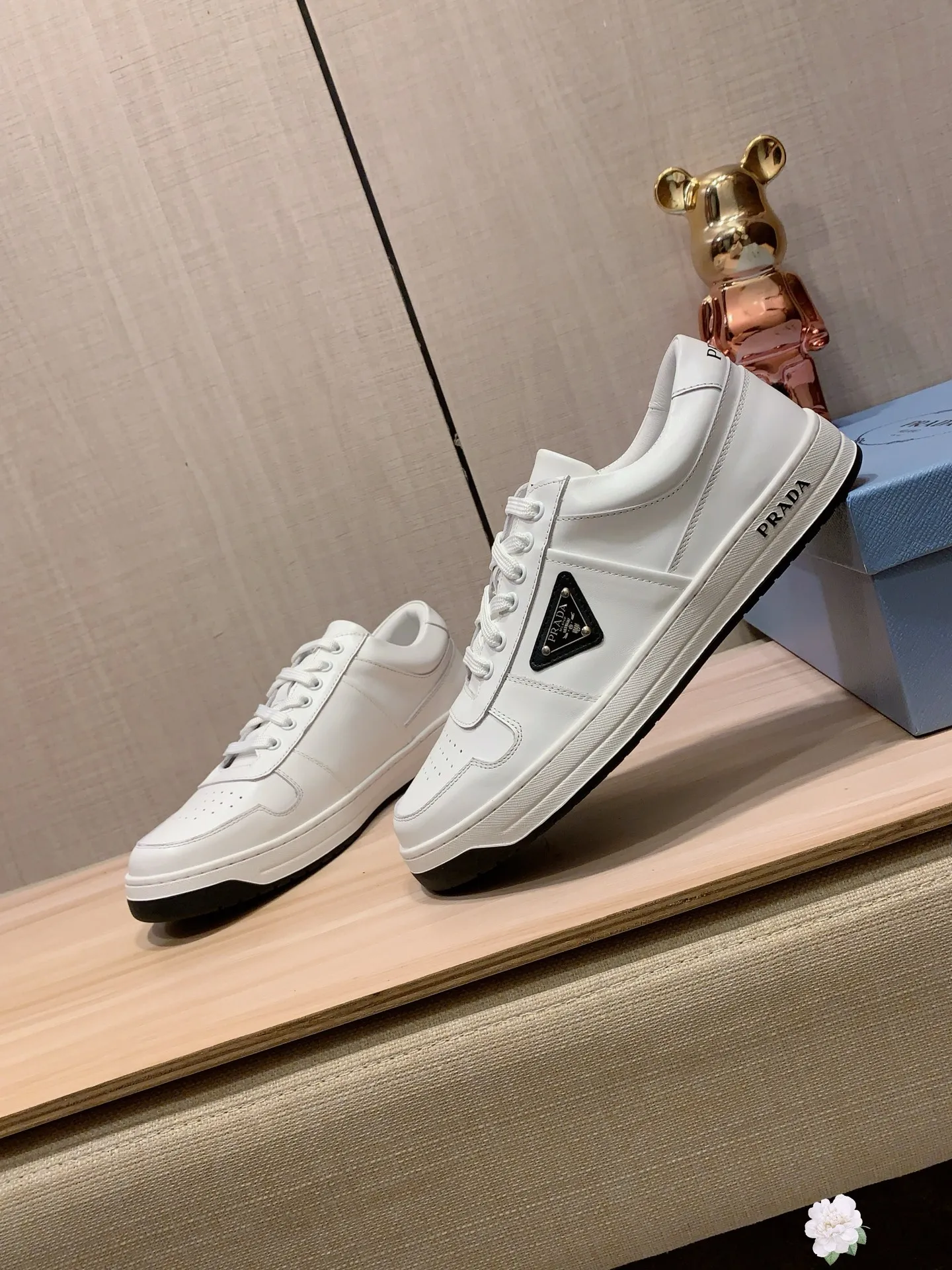 Men's Men's Shoes💰442💰💰🎩🎩[Lightning][Lightning] "PRADA*" The latest and most popular casual shoes, top brand [seduce] luxury ~ purchasing agency, top quality ~. [Strong] The upper is made of imported breathable cowhide material ➕ breathable sheepskin feet (•) with fine workmanship. The original stylish and stylish soft rubber wear-resistant and non-slip outsole is light and comfortable on the feet. The real thing looks better when photographed in real life. 226: code: 38-44, white and black 4️⃣ colors selected
